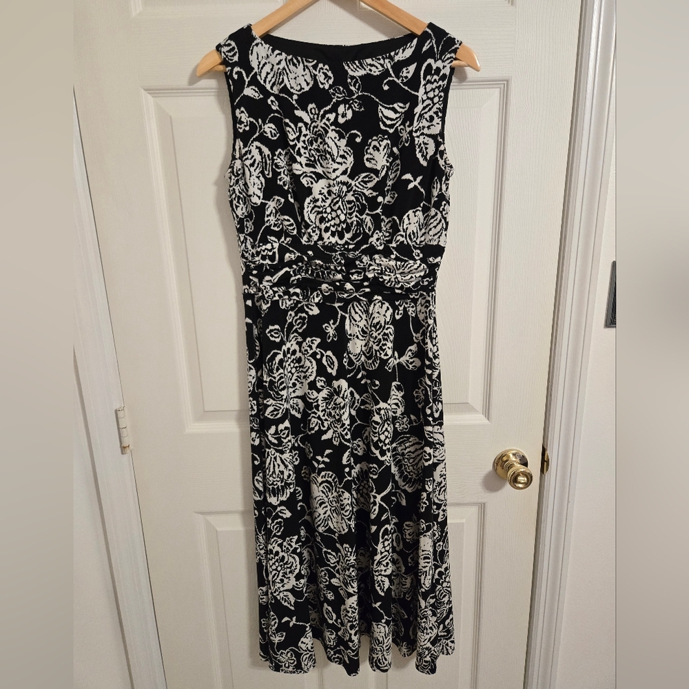 Jessica Howard Black and White Floral Dress With Stretch Sleeveless Size 8